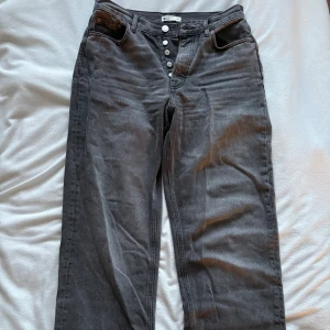 Snygga grå jeans - Supersnygga grå jeans från Gina Tricot! Använda men inga defekter, mid-high waist, storlek 38, midjemått 40 cm tvärsöver🫶🏼
