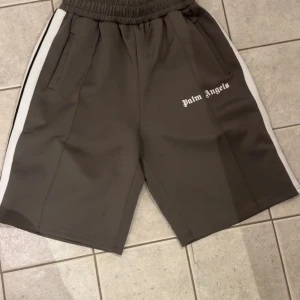 Palm Angels shorts - Ett par fräscha Palm Angels shorts i en unik färg. De är i nyskick då jag använt de ett fåtal gånger hemma. Pris går att förhandla under en snabb affär. (Obs. Köpt från pandan)