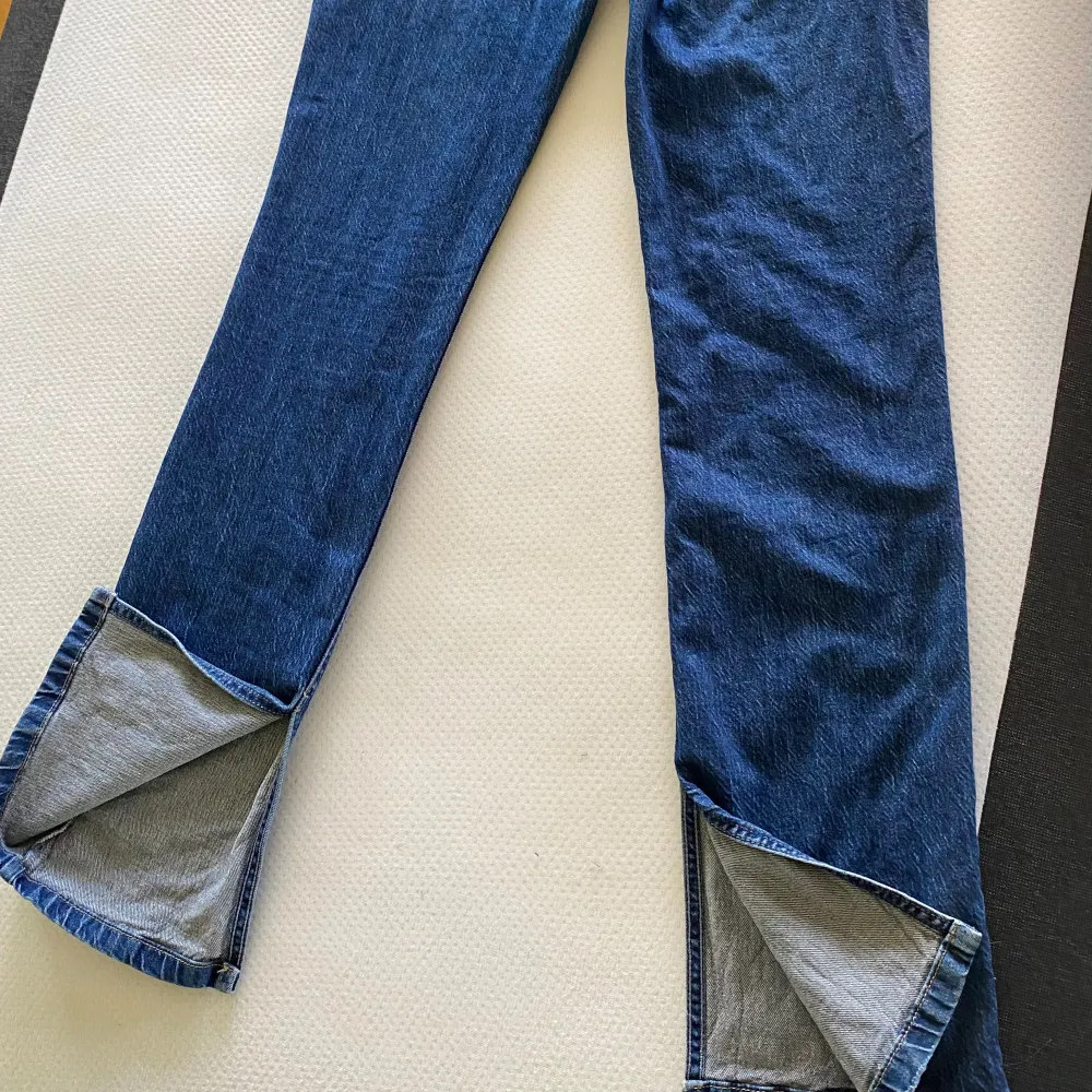 Zara jeans med slits EUR 36. Fint skick. Rök- och djurfritt hem. Pris 100 kr.. Farkut & Housut.