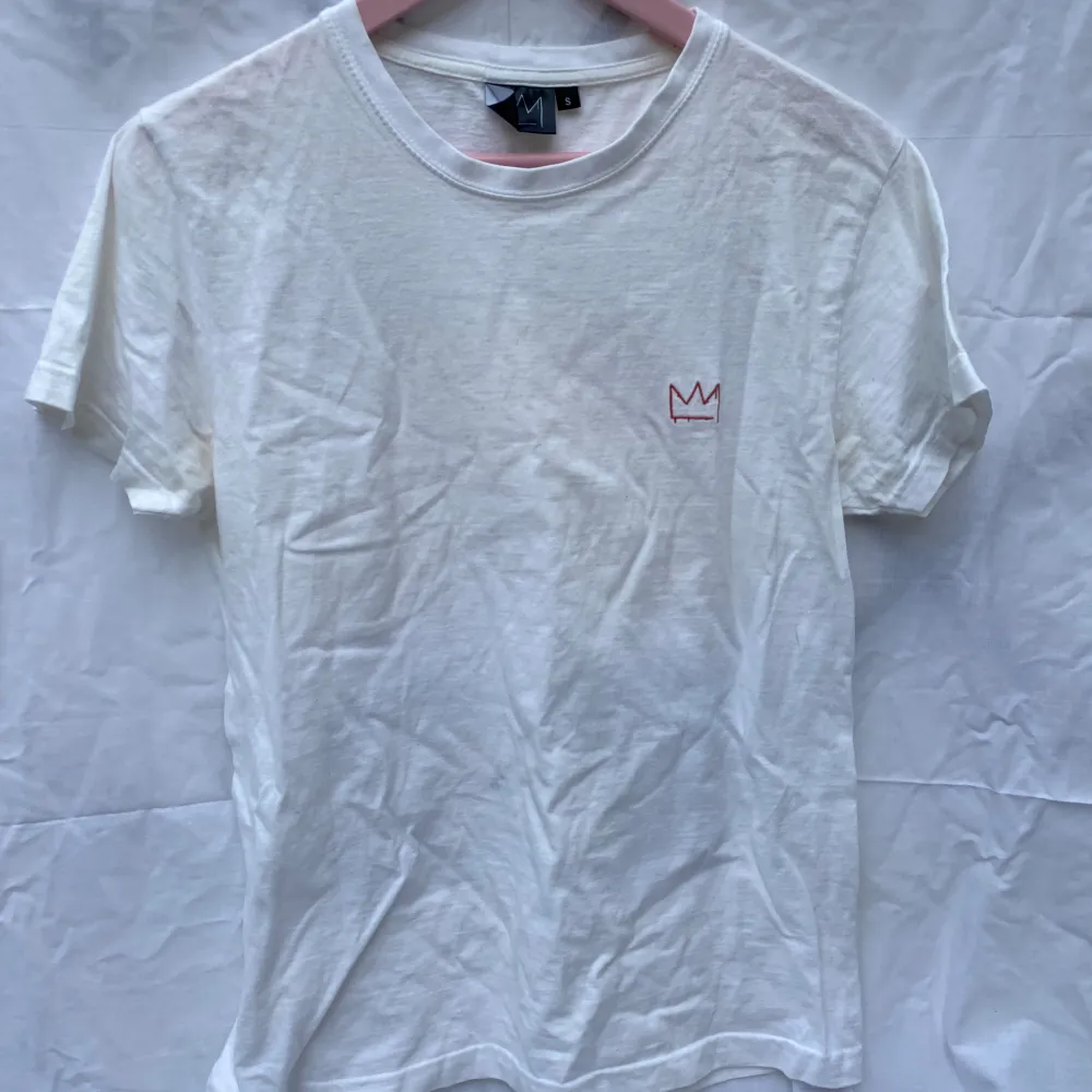 hov1 tröja från deras tour 2019. säljer då den bara ligger i min garderob, kommer ej till användning. T-shirts.