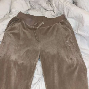 Grå typ  - Säljer ett par juicy byxor I bra skick