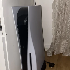 Ps5 till salu - Hej vill sälja mitt ps5 som är i nytt skick. Det finns inga problem med den heller så d ba höra av sig. Vid snabb affär så kan vi diskutera pris