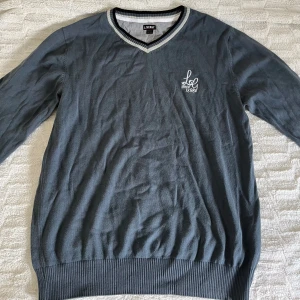vintage tröja - fin v-ringad tröja som jag ärvt från pappa. bra skick. storlek L men jag kan ha den som har s för gillar oversized 