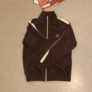 Fred Perry tröja - En fet brun fred perry tröja som passar till nästan allt. Pris kan diskuteras!!!