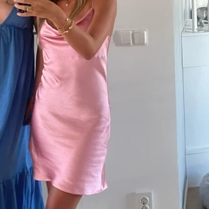 Rosa klänning - Rosa satin klänning som är använd endast en gång!! 