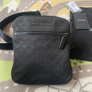 Armani väska äkta! - Hej säljer min armani väska som är nästan ny använd vara 1-4 gånger! Säljer den eftersom har ingen användning till den och den ligger hemma bara!