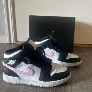 Nike jordans 1 - Nike jordans 1 mid i färgen white artic pink black. Fint skick 