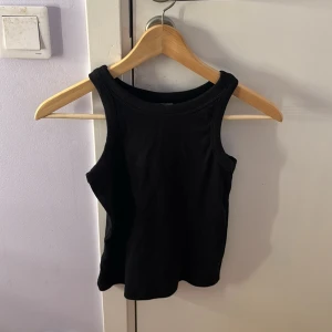 Basic svart linne - Detta linnet kan gå med allt, vilken färg som helst. Jättefin och normal. Normal i storlek.