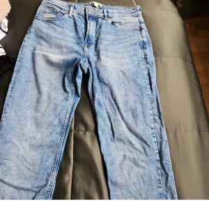 Ljusblå jeans  - Oanvända ljusblå skinny jeans med knapp och dragkedja i strl 36. Katt finns I hemmet