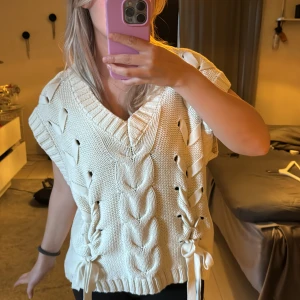 Superfin att slänga över sig på sommaren - Superfin stickad väst/tröja! Perfekt till sommarens alla sena kvällar!