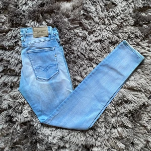 Replay anbass jeans - Säljer dessa riktigt schyssta jeans 👖 i helt nytt skick med tags. Måtten är w29 L32📏byxorna är väldigt bekväma och är i den populära passformen slimfit. Hör av vid frågor så svarar vi inom kort. Pris kan diskuteras 💸🤝