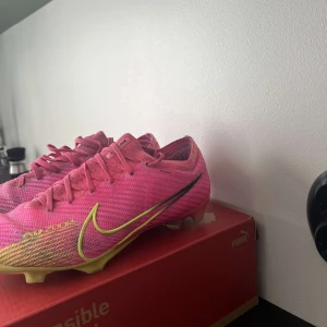 Nike airzoom - Riktigt Nice Nike fotbollskor. Dem är väl användä och har lite skavanker men ingenting som skulle påverka spelandet på något sätt.