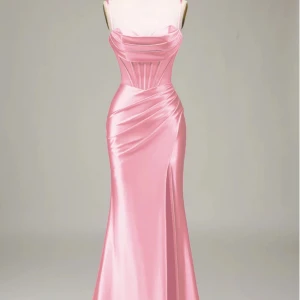 Balklänning - En fin ny lång ljusrosa klänning. Oanvänd då den kom fram för sent. Passar för bal, som aftonklänning och annat. Storlek 32 men skulle säga att den passar 34-38. Ganska lång med släp då jag själv är 163 cm. Nypris 1289kr + frakt, säljer för 1100