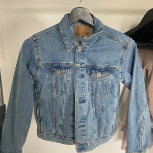 Jeansjacka  - Superfin jeansjacka från lager 157 i storlek 140.🩷Säljer då den är för liten💕