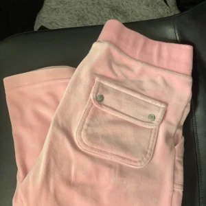 Juicy couture rosa mjukisar  - Fint skick! Men kanske nån synlig fläck som isf e minimalisk kolla sista bilden, möjligts lite synliga noppror på midjebandet. Säljer då dom e för små.. 1200 nya, finns avklippt lapp kvar om det är intressant 