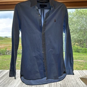 Polo Ralph Lauren skjorta - Denna ljusblåa Ralph Lauren skjorta är en slim fit. 