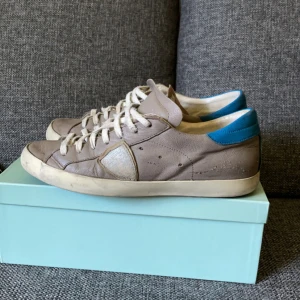 Philippe Model - Hej! Säljer nu denna sjukt feta modellen av Philippe Model. Skorna är väl använda och förekommer defekter men har mycket liv kvar i sig.