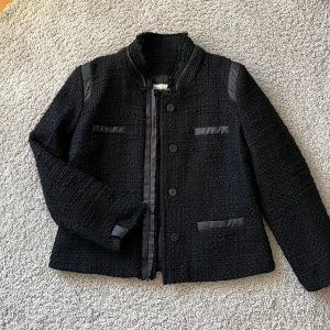 Kappa - Jättefin kappa/jacka med snygga detaljer! Passar till många olika outfits💖