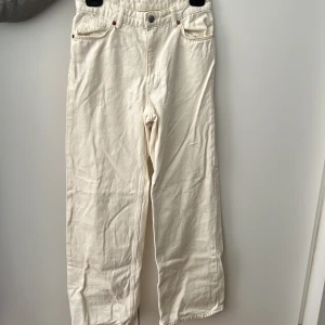 Vita jeans - Aldrig använda, bara testade hemma! Höga i midjan, raka ben och vida nedtill. Jeans storlek 27. Från Monki, säljer pga fel storlek för mig 🤍
