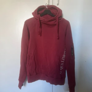 Acqua Limone hoodie - Säljer min vinröda Acqua Limone hoodie! Den är i storlek S men skulle säga den är hyfsat stor i storleken. Fortfarande i fint skick!🤝🏼
