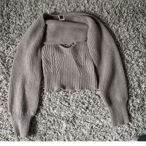 Stickad topp med kofta till, beige tröja, blå korsett -   Topp med kofta till, beige tröja, korsett