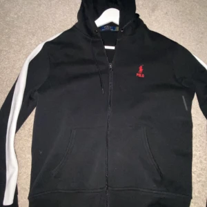 Ralph Lauren Zip hoodie  - Säljer min Ralph Lauren zip hoodie då jag snabbt insåg att den nog är för liten för mig, använd tre gånger, nypris 2250kr Mitt pris 400kr