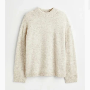 Stickad tröja - Säljer dennna stickade tröja i materialet wool/ alpaca blend från hm i nyskick. Skriv för egna bilder💞