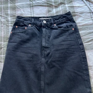 Svart jeans kjol - Svart jeanskjol i thigtare modell, aldrig använd! 