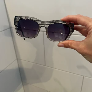 Marshall solglasögon  - Rensar bland alla märkesbågar för att ge plats till nya. Alla äkta. Vissa med fodral, andra utan.  Dessa har orginalfodral med. 