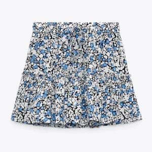 söt zara kjol  - bra skick! har insydda shorts. skriv privat vid frågor!❤️