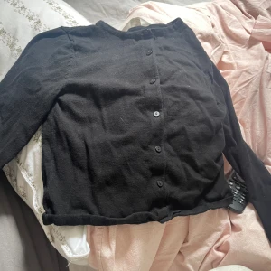 Hm  - Hm  Färgen svart  Storlek 130/140