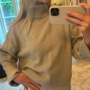 H&M stickad populär tröja  - Grå/beige stickad tröja från H&M med polokrage. Superfin och nästintill aldrig använd. 