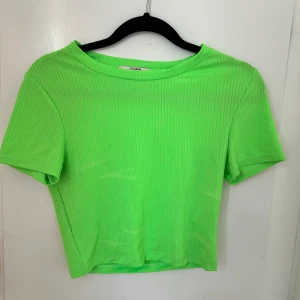 Grön T-shirt - Grön T-shirt från Pull&Bear i storlek EUR M
