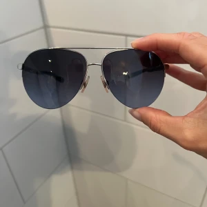 Dolce & Gabanna solglasögon  - Rensar bland alla märkesbågar för att ge plats till nya. Alla äkta. Vissa med fodral, andra utan.  Dessa saknar sitt fodral och har en liten skada på ena skalmen. Inget som syns jättemycket, se bild två. 