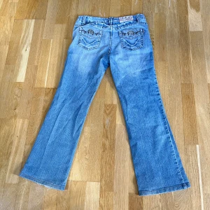 Denim jeans - Jättefina bootcut denim jeans med broderade detaljer, tyvärr är de för små för mig❤️Midja: 38/39 Ytterbenslängd: 91 Innerbenslängd: 68