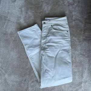 Raka vita jeans  - Raka vita jeans från NAKD designade av Josefine HJ. Nypris ca 500kr 