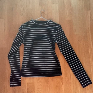 Randig tröja  - Randig ribbad tröja från BikBok - Storlek L - Ordinare pris 199 kr - Oanvänd - Köparens står för frakten - Inga returer - Betalning via köp direkt 