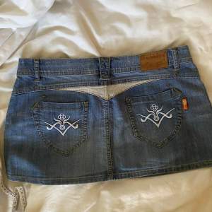 Jättefin vintage jeans kjol. Storlek 32. För stor på mig som brukar ha XS. ❌Har inga bilder på❌! Midjemått: ca 90,  mått rakt ner: ca 29 