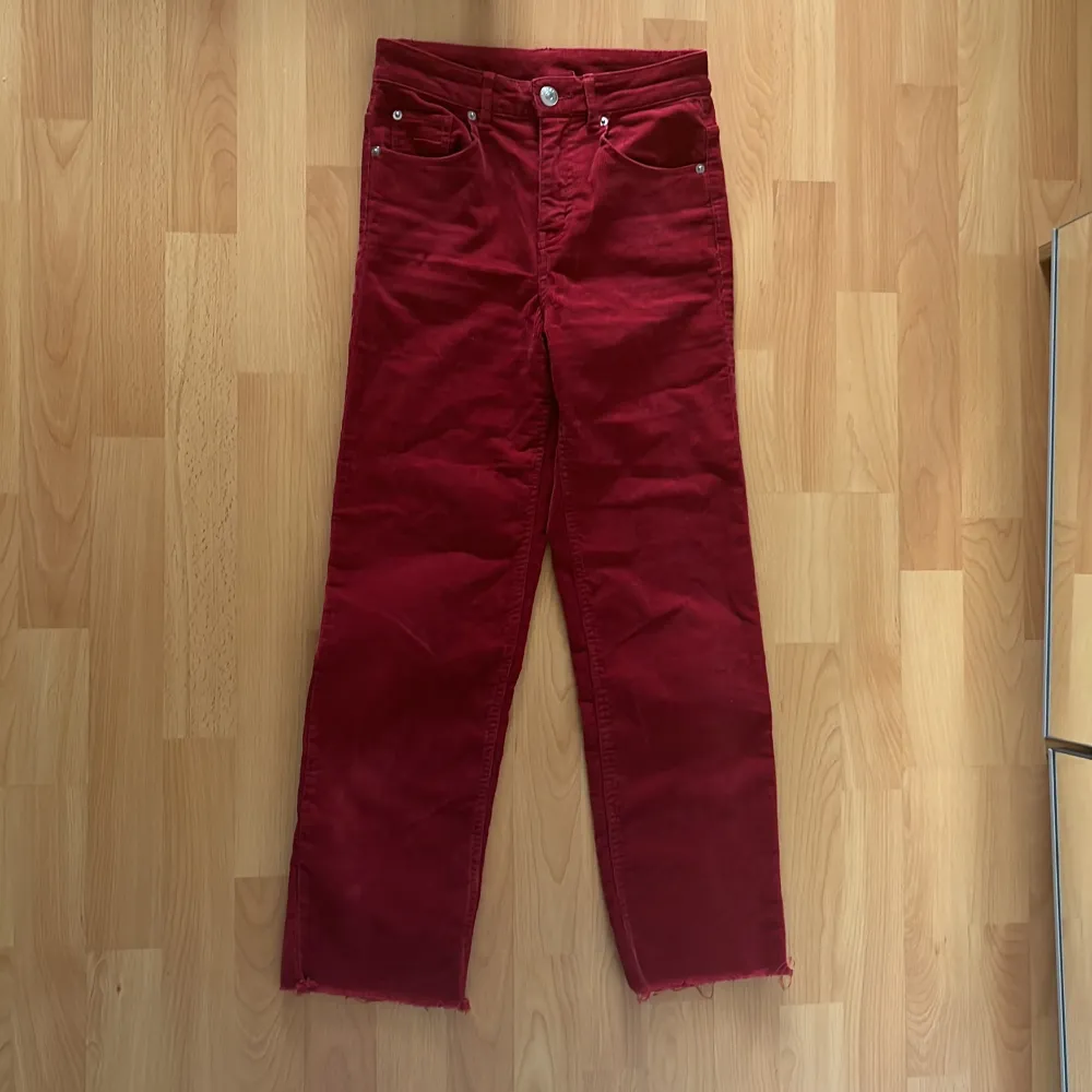 vinröda manchester/corduroy byxor från h&m knappt använda storlek 34 och straight leg (byxorna är egentligen lite mörkare än i bilden). Jeans & Byxor.