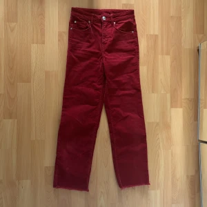 straight leg byxor - vinröda manchester/corduroy byxor från h&m knappt använda storlek 34 och straight leg (byxorna är egentligen lite mörkare än i bilden)