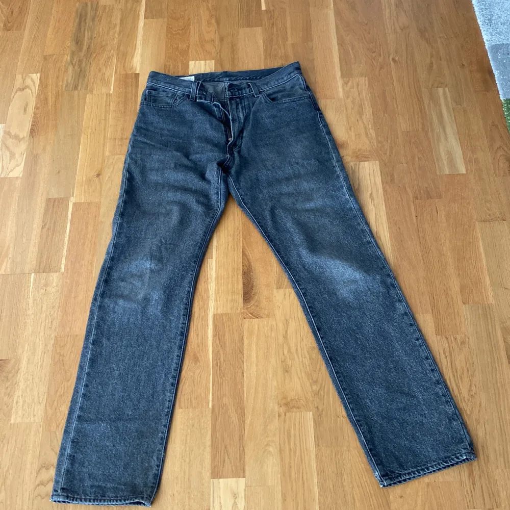 ett par levis jeans använda ca 5 gånger riktig snygga. Bara att skriva om ni har några frågor. Jeans & Byxor.