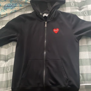 Cdg zip hoodie - Ny hoodie använd 3 gånger och är i perfekt kondition 