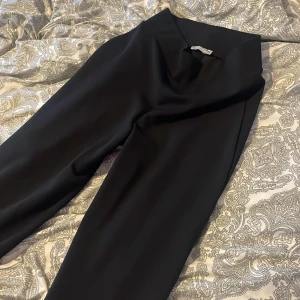 Byxor - Kostym/tights byxor ifrån Nelly, vida i benen💓