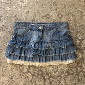 Jeanskjol volanger - Jeanskjol med volanger🤍 Storlek 40 men passar mig lågmidjat som vanligtvis har storlek 36-38