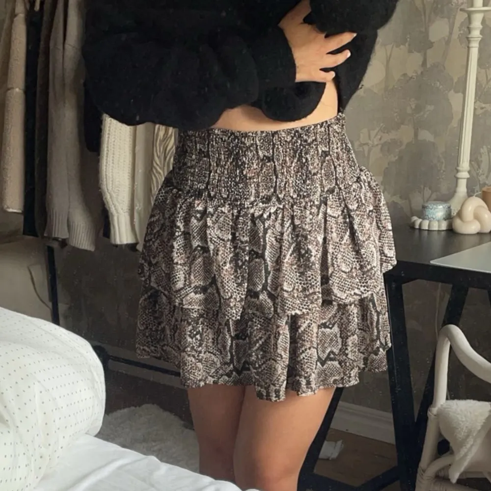 Skit snygg volang kjol köpt från Kappahl för några år sedan. Anser att den är perfekt längd & går även att justera själv beroende på hur lång/kort man vill ha den. Väldigt skön & strechig i magen. Passar de flesta i storleken även upp & neråt😊. Kjolar.