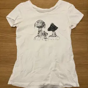 säljer en tröja med mushroom print !! den har ingen storlek men gissar något mellan S/M kontakta före köp