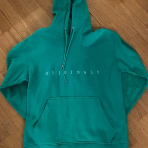 Jack&jones huvtröja - Sprillans ny tjocktröja från jack&jones aldrig använd drog bort lapparna så kan inte lämna tillbaka den därför säljer jag den istället. Ny pris 500. Inga defekter alls. Skickas med påsen som hörde till och säkert med postnord. 