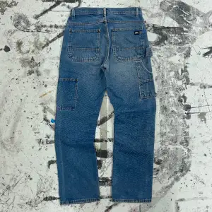 Vintage carpenter jeans från märket Key. W32L34. Midjemått 84 cm, innerbenslängd 83 cm.