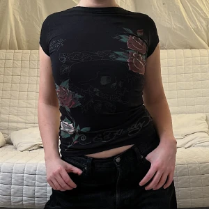 Ed Hardy Topp - Säljer denna Ed Hardy topp som går att bära både fram och bak, beroende på hur man vill den ska sitta❤️Storlek står tyvärr inte men skulle uppskattas till XS/S💕