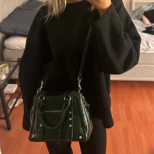 Grön väska - Säljer denna super snygga väska från NA-KD. Säljer den då den inte längre kommer till användning. Ny pris 399kr💓